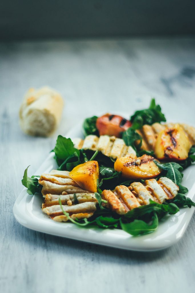 Salat mit gegrilltem Pfirsich