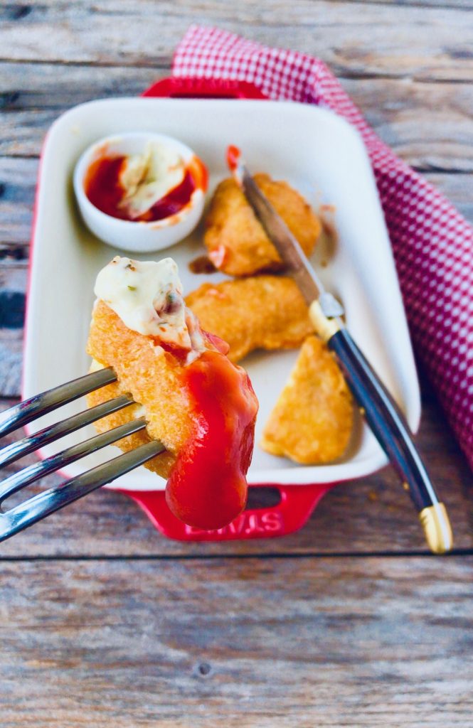 Nuggets paniert mit Ketchup und Remoulade