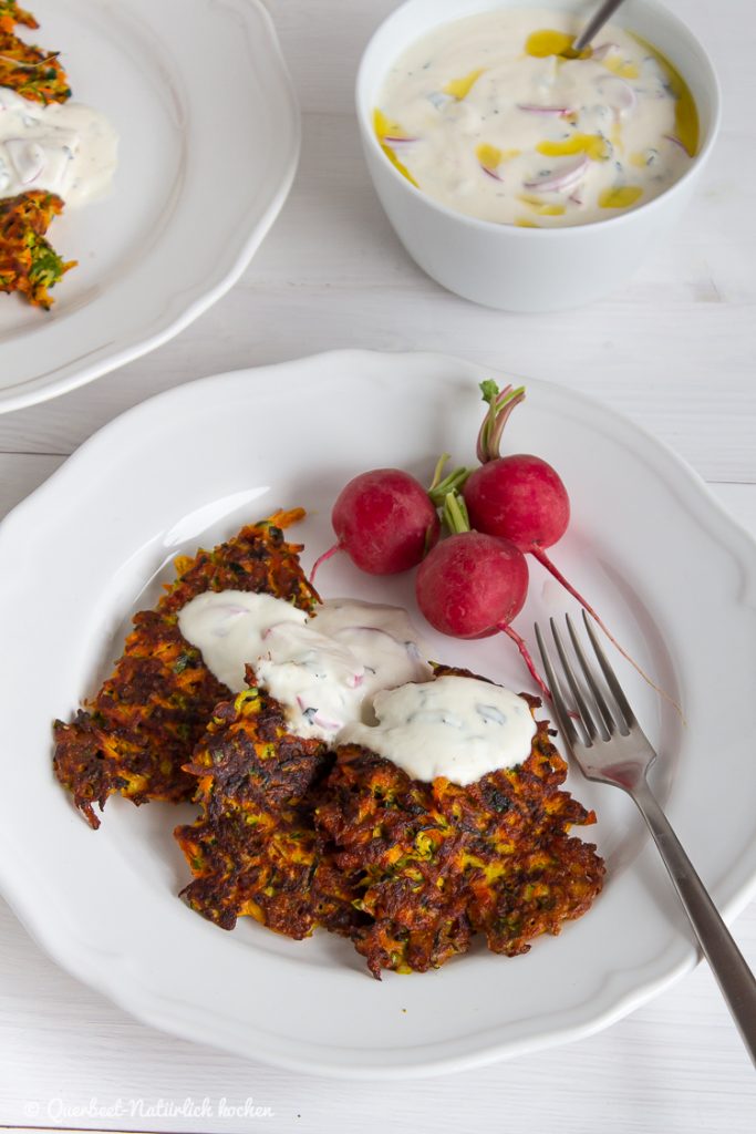 Orientalischen Zucchini-Möhren-Puffer mit Radieschen-Zaziki