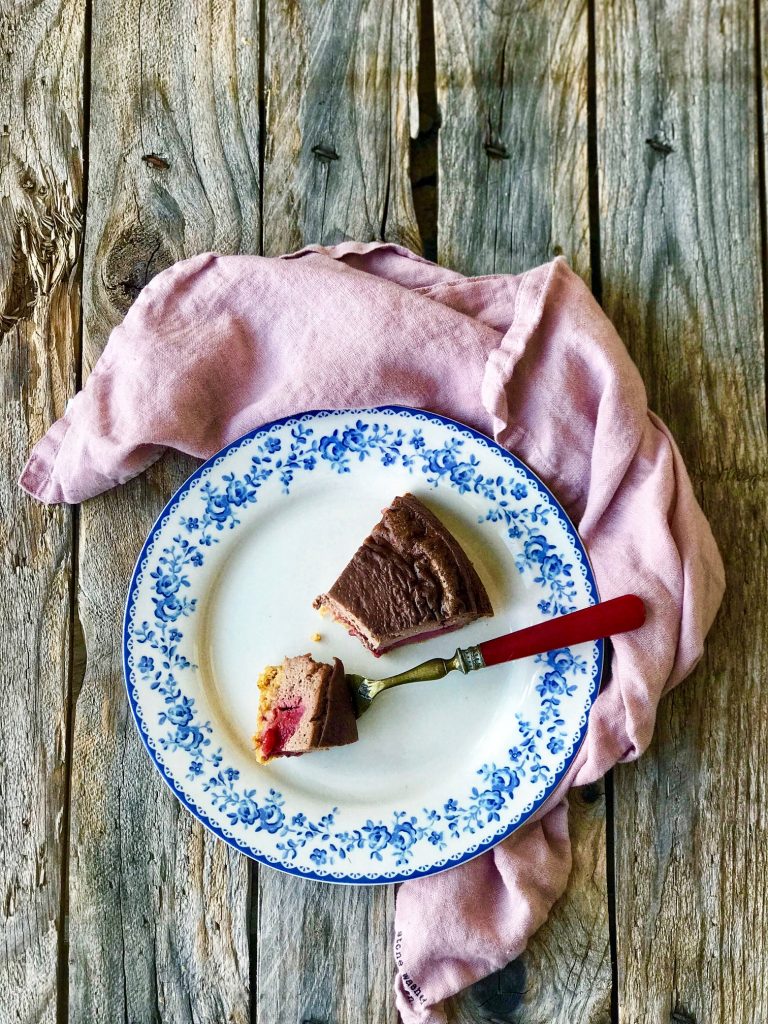 Schoko Käsekuchen auf einem Teller 