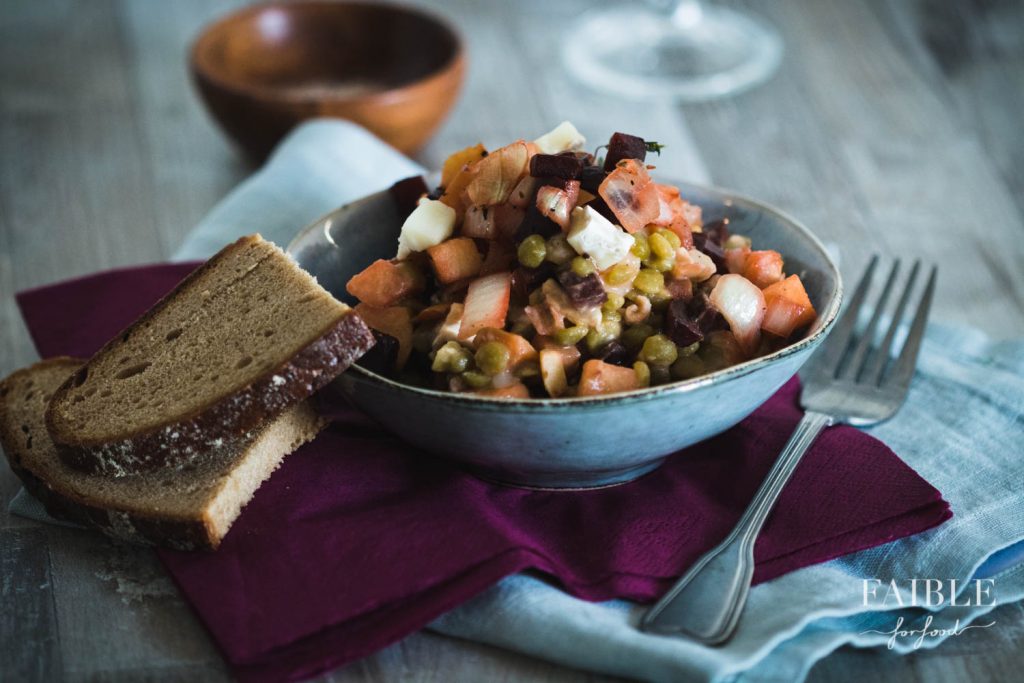 Salat mit Schälerbsen, Ziegenkäse, Thymian, roter Beete und Apfel