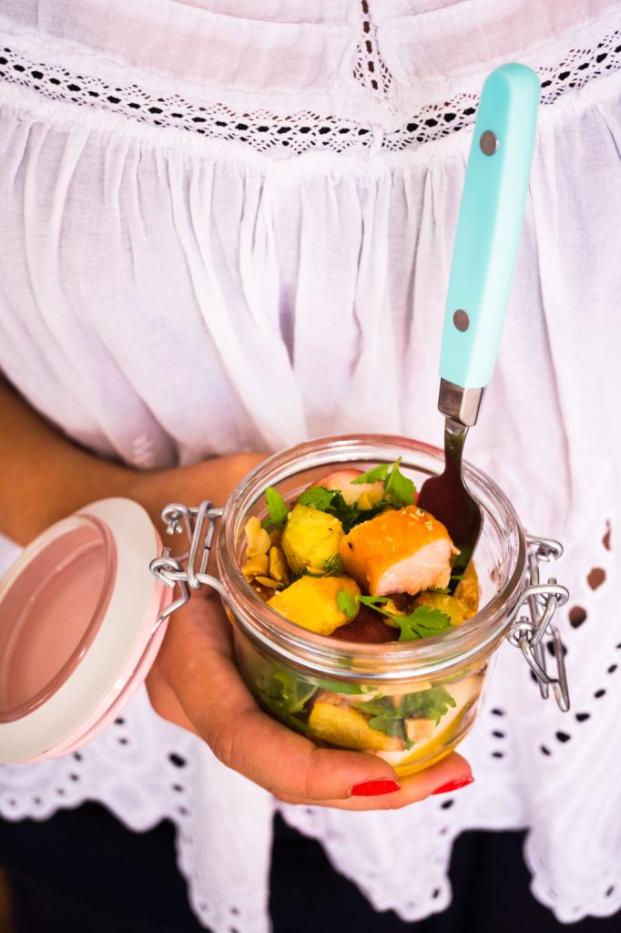 Stremel Lachs Salat im Glas, in der Hand gehalten