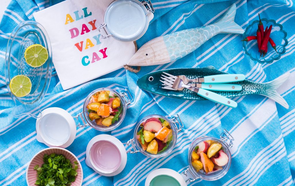 Picknickdecke mit Lachs Salat im Glas