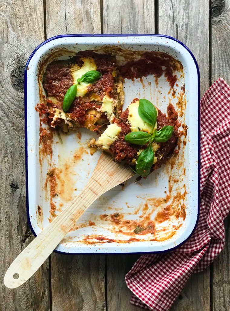 Parmigiana di Zucchine - Zucchiniauflauf vegetarisch, halbvoller Bräter