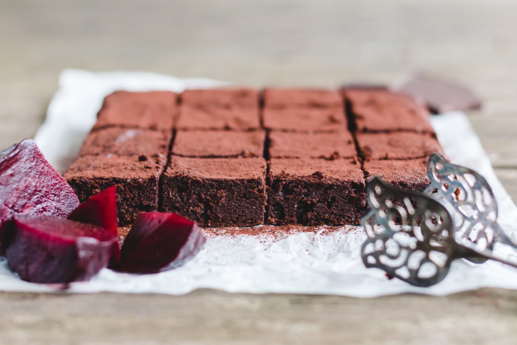 Supersaftige Rote Bete Brownies von der Seite fotografiert 