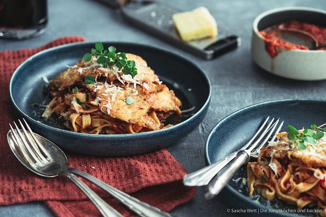 Piccata auf selbstgemachten Kichererbsen-Tagliatelle angerichtet für zwei