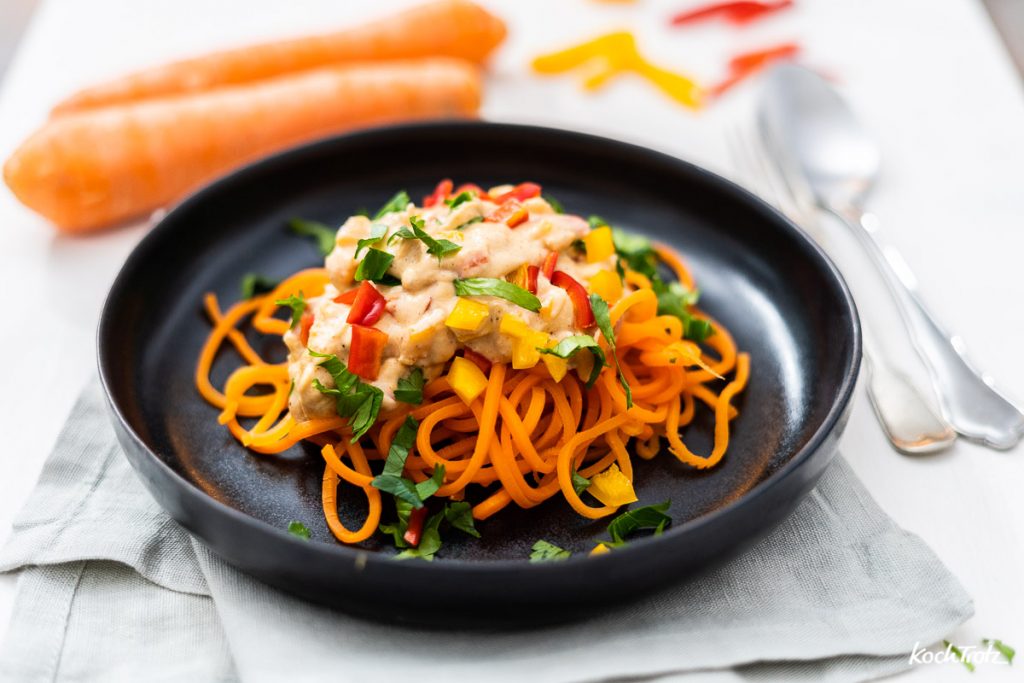 Karottenspaghetti in cremiger Mandelsauce