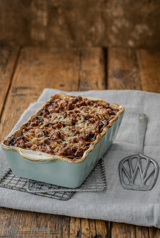 Auberginen-Lasagne in weißer Auflaufform