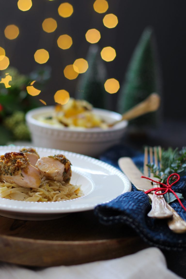 Kaninchenfilets mit Kräuter-Dattel-Nuss-Kruste auf Champagnerkraut mit ... Kaninchenfilets mit Kräuter-Dattel-Nuss-Kruste auf Champagnerkraut mit ...