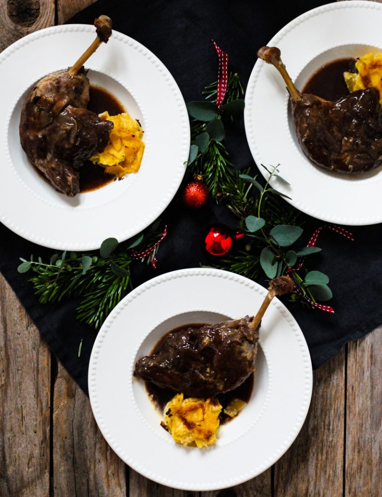 Geschmorte Entenkeulen in Rotwein mit Steckrüben-Orangen-Gratin - Holla ...