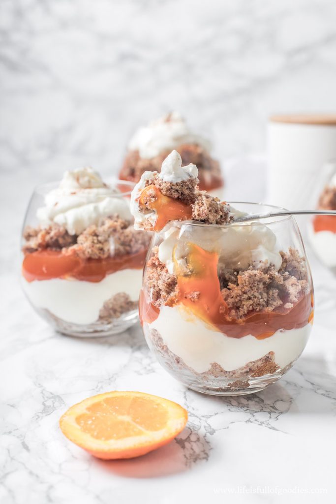 Weihnachtlicher Nusskuchen-Orangen-Trifle mit einem Löffel voll