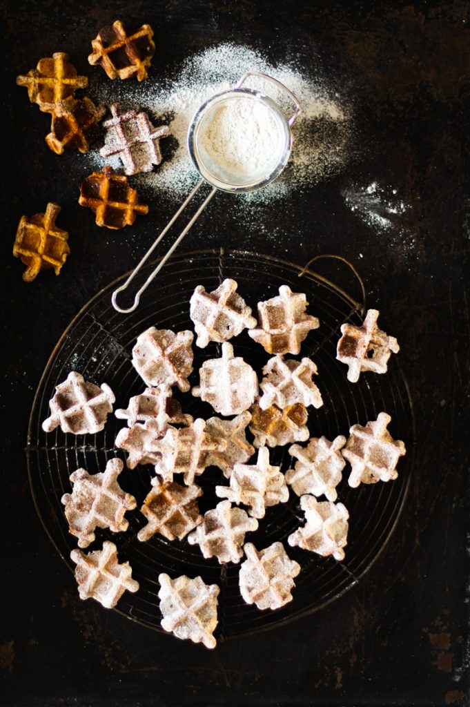 Mini Waffeln mit Zimt und Zucker, manche noch ungezuckert