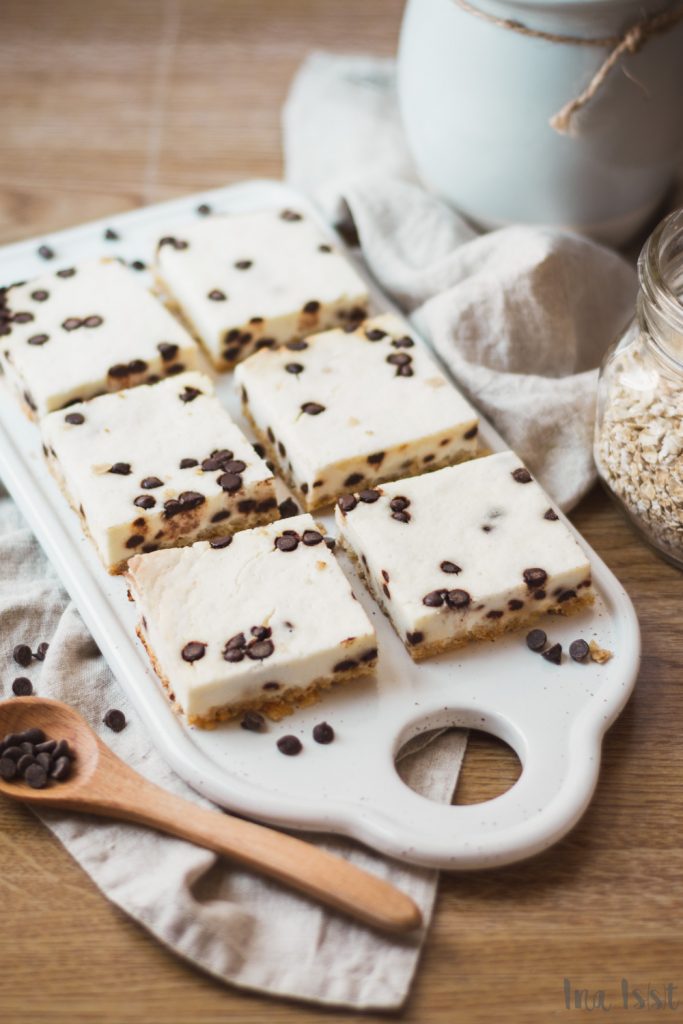 Stracciatella Cheesecake Bars mit Schokodrops auf einem Brett