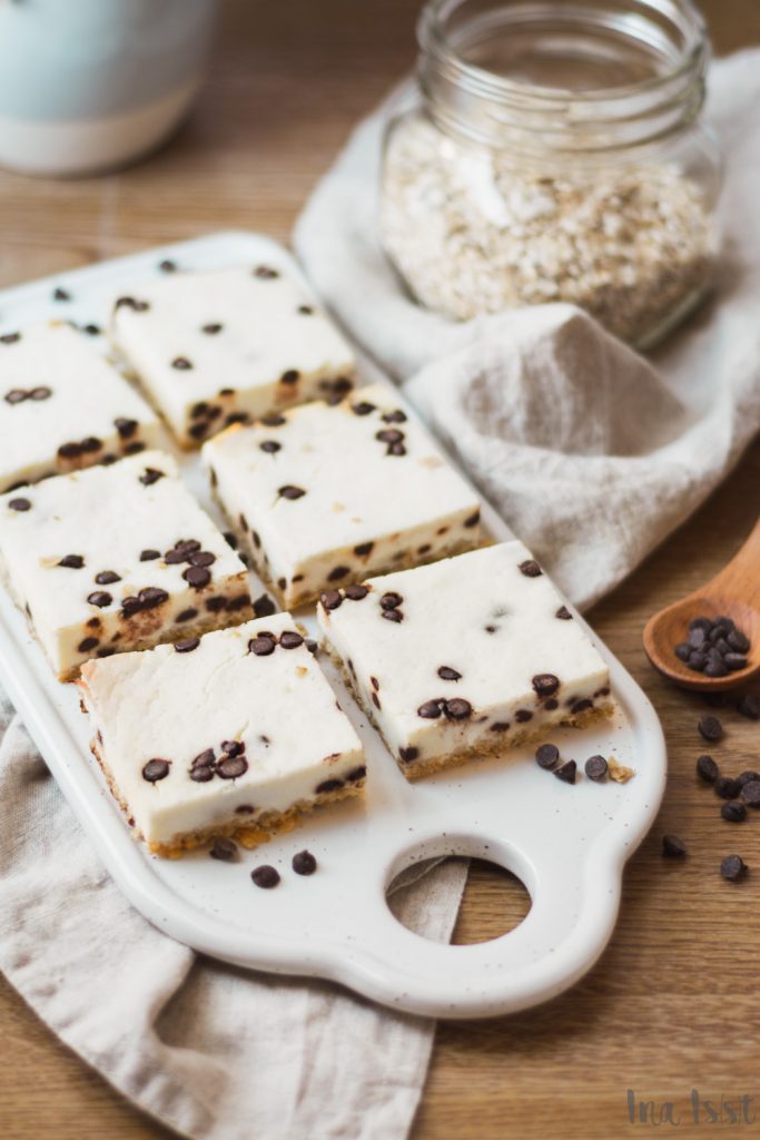 Stracciatella Cheesecake Bars aufgeschnitten