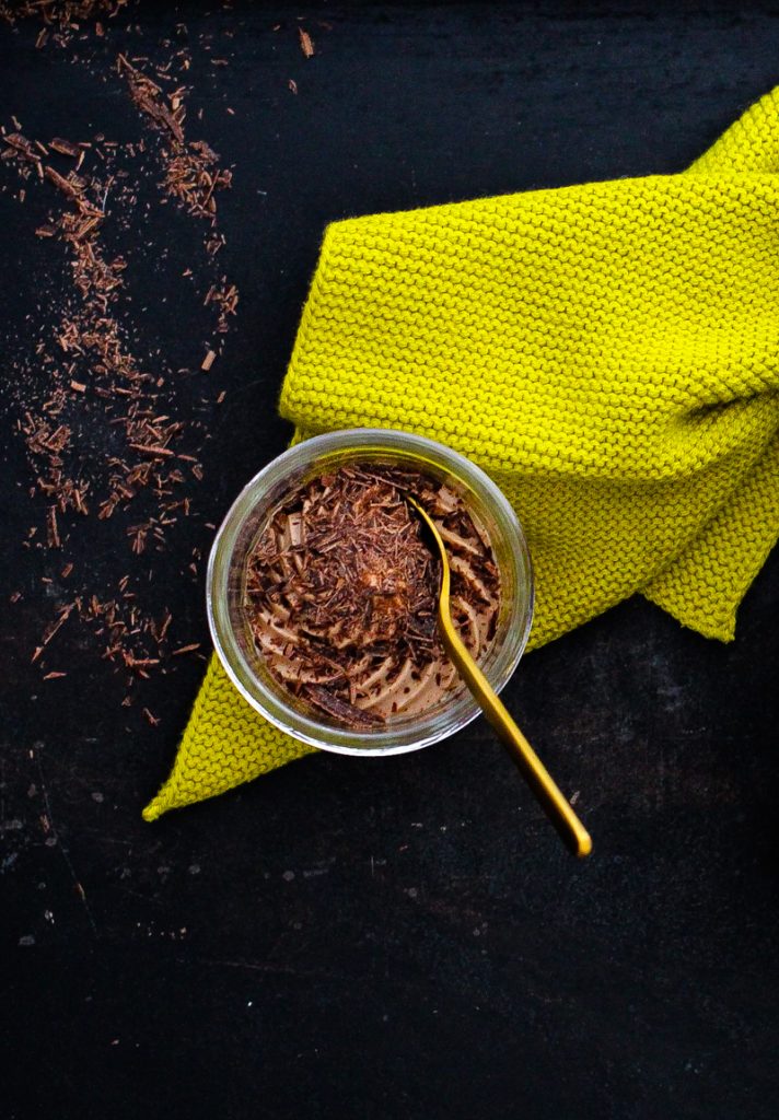 Quarkdessert mit Schokoladenraspeln im Glas