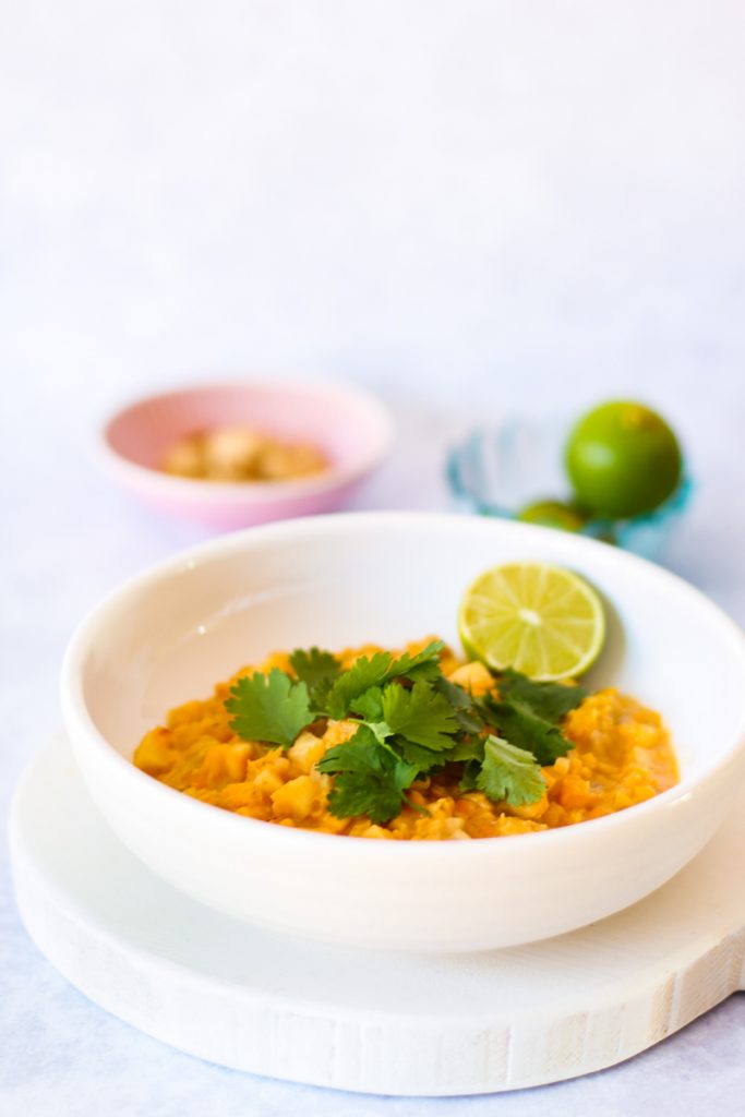 Rote Linsen Sellerie Curry  in einem weißen Teller Nahaufnahme