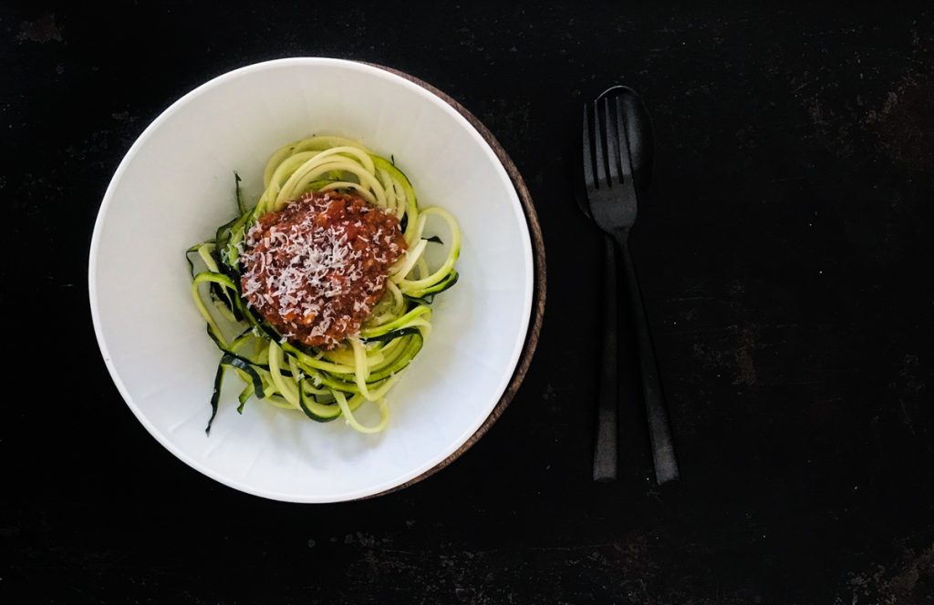 Vegane Bolognese aus dreierlei Pilzen auf Zucchininudeln