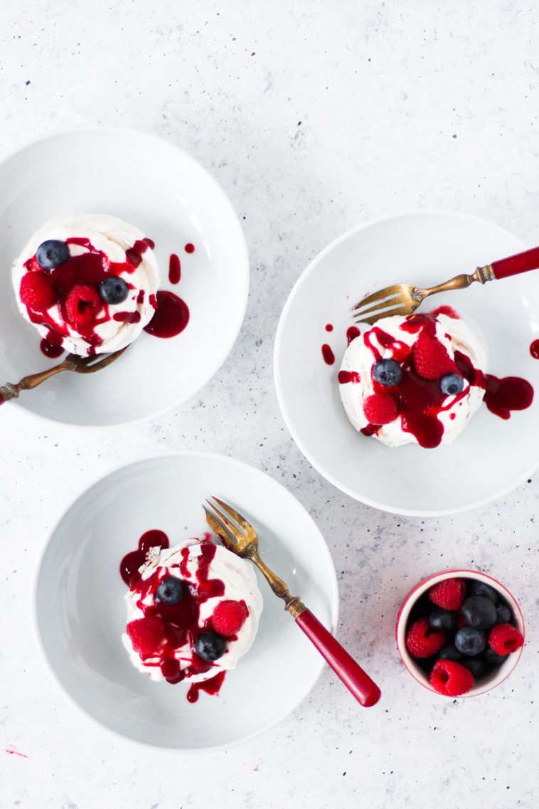 Baiser-Törtchen mit Nüssen, Sahne und Beeren - Holla die Kochfee Baiser-Törtchen mit Nüssen, Sahne und Beeren - Holla die Kochfee