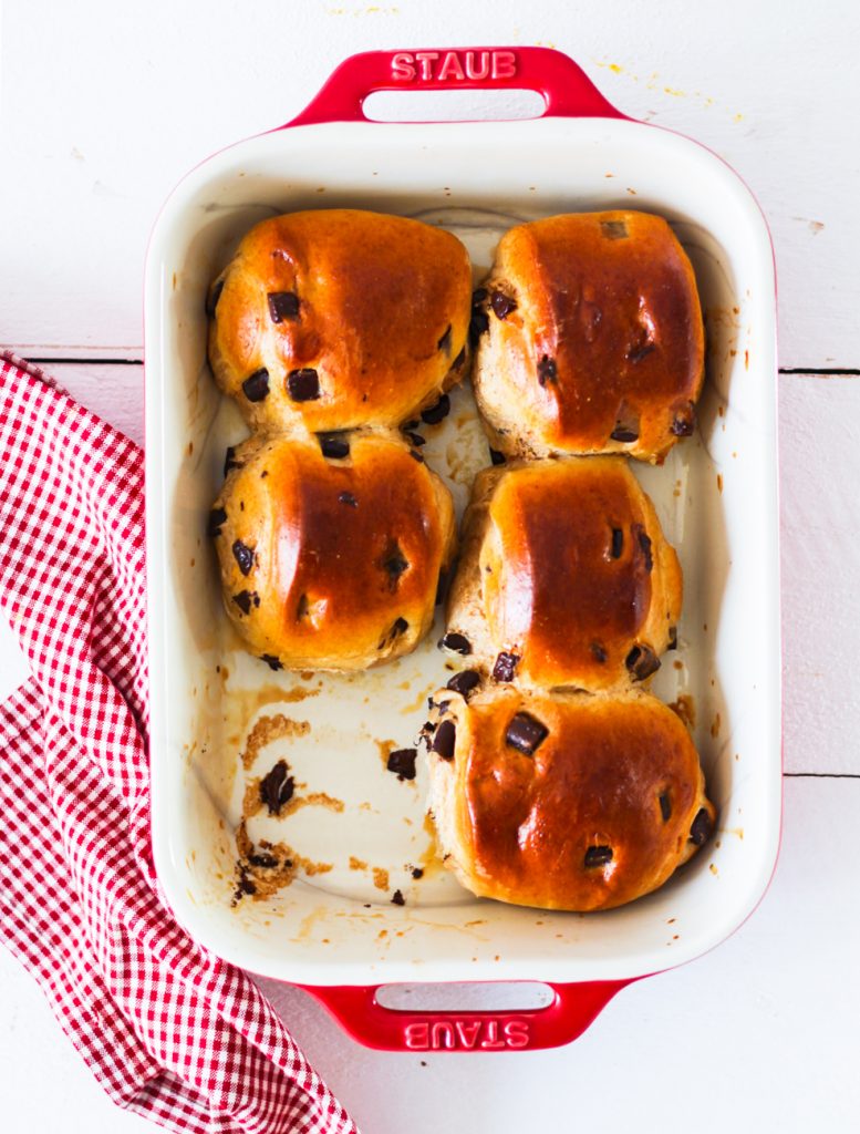 Schokoladenbrötchen aus Hefeteig in einem roten Bräter von oben fotografiert