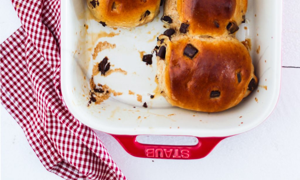 Schokoladenbrötchen aus Hefeteig in einem roten Bräter