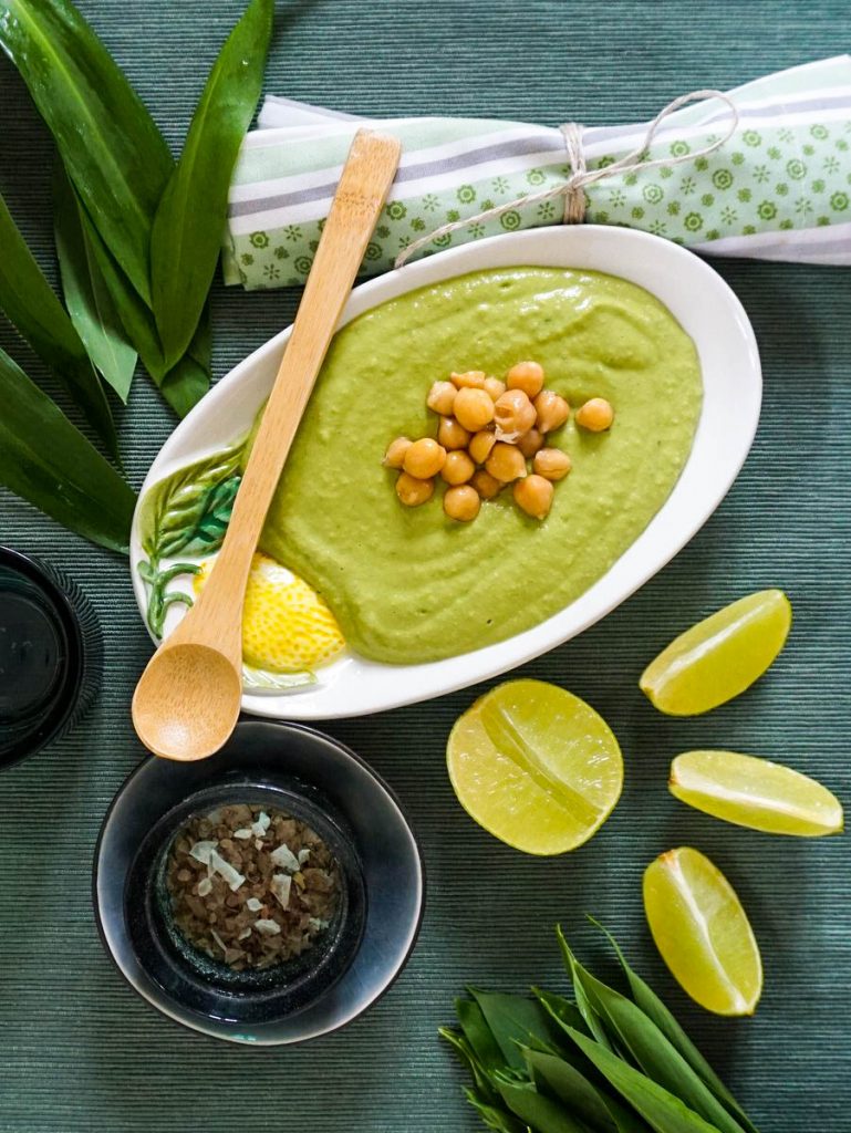 Bärlauch Hummus in einer weißen Schüssel