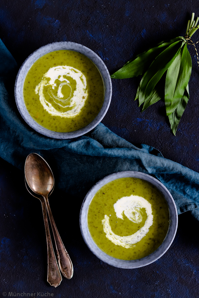 Bärlauchsuppe in zwei kleinen grauen Schälchen
