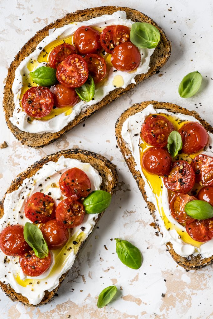 confierte Tomaten mir Basilikum auf Brot