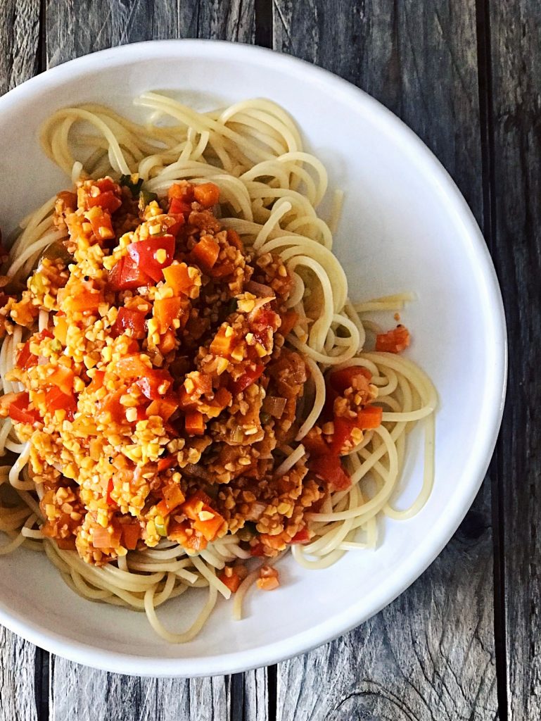 Spaghetti mit Lupinen Bolognese auf einem weißen Teller