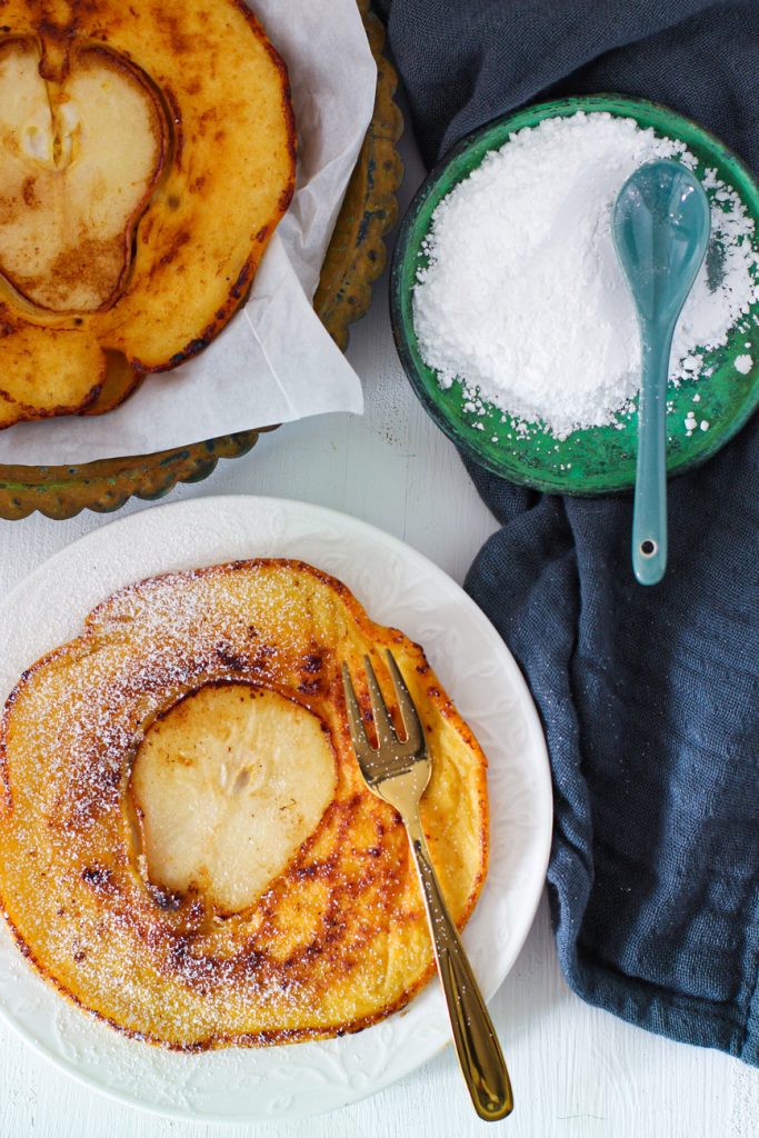 Pfannkuchen Nahaufnahme mit goldener Gabel