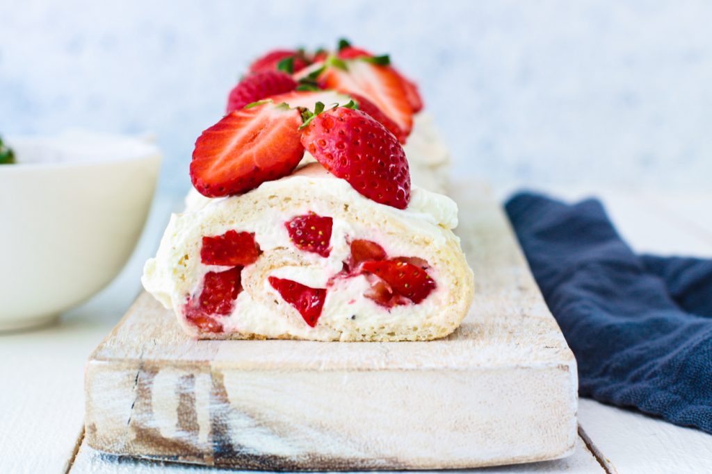 Biskuitroulade mit Beeren – Groovy Eats