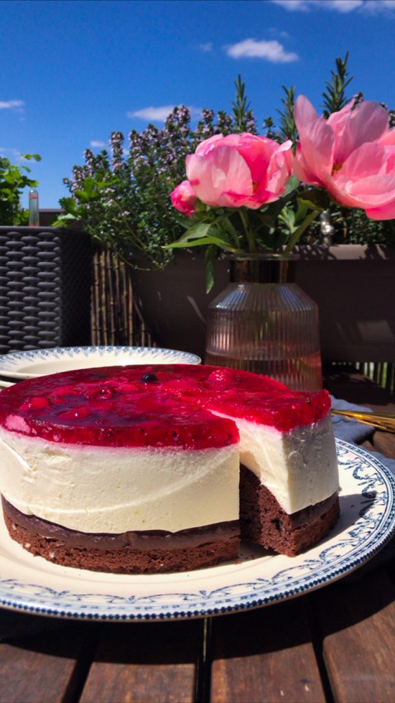 Schneewittchen Torte auf einem alten Teller in der Sonne 