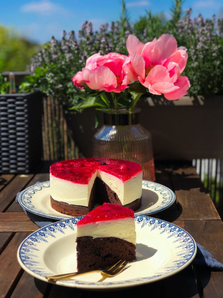 Schneewittchen Torte auf einem Teller, ein Stück abgeschnitten