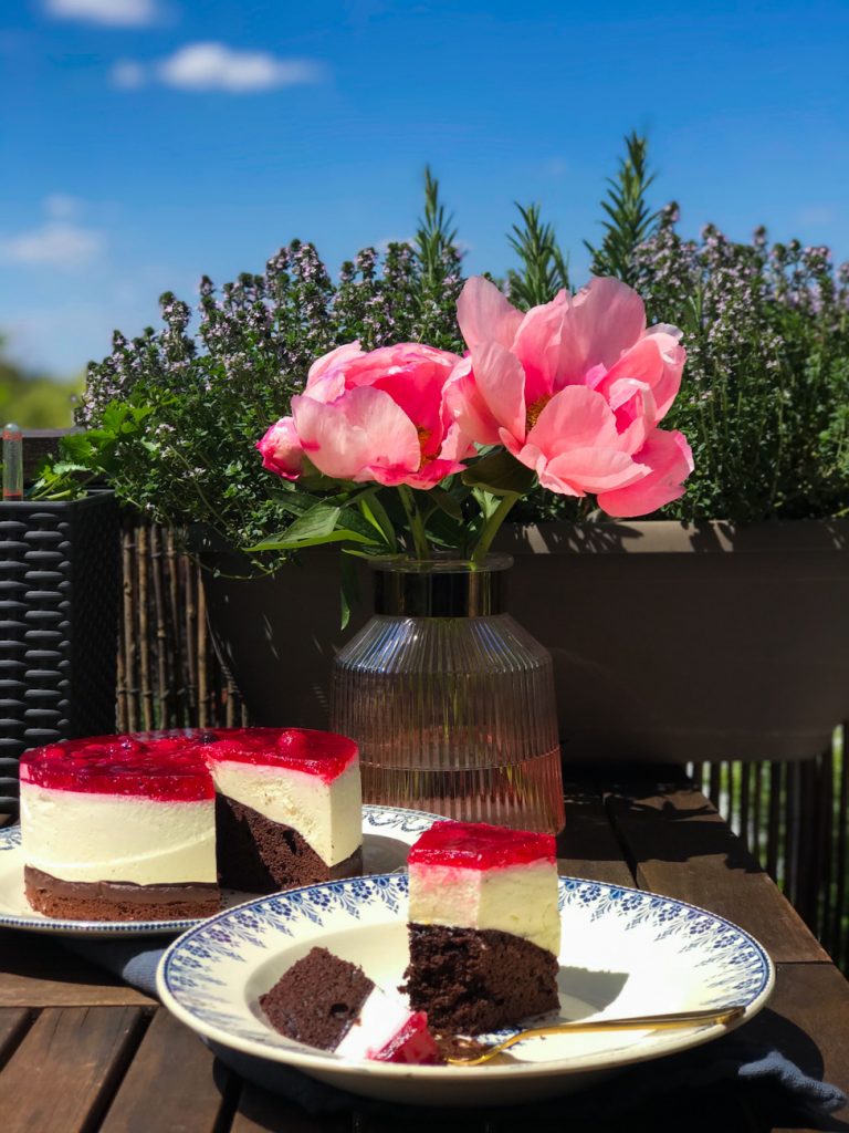 Schneewittchen Torte Low Carb in der Sonne auf einem Teller 