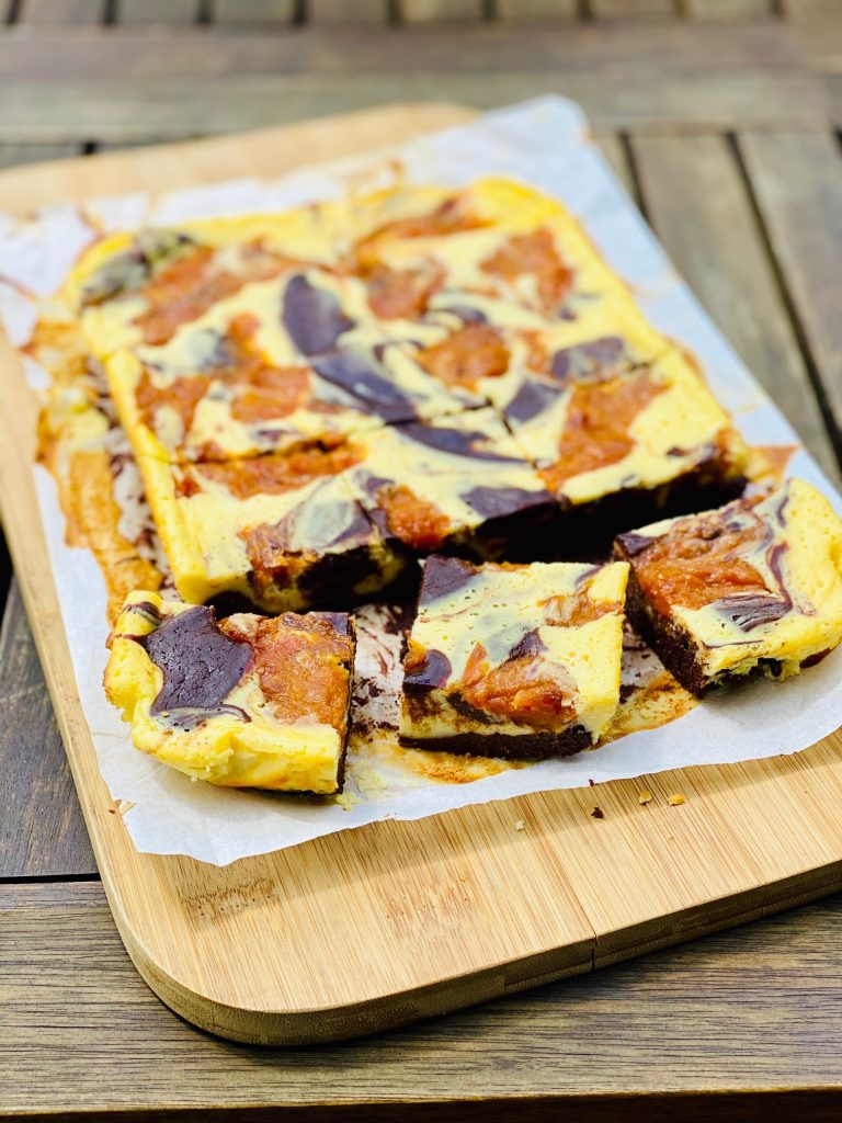 Brownie Cheesake aufgeschnitten auf weißem Butterbrotpapier