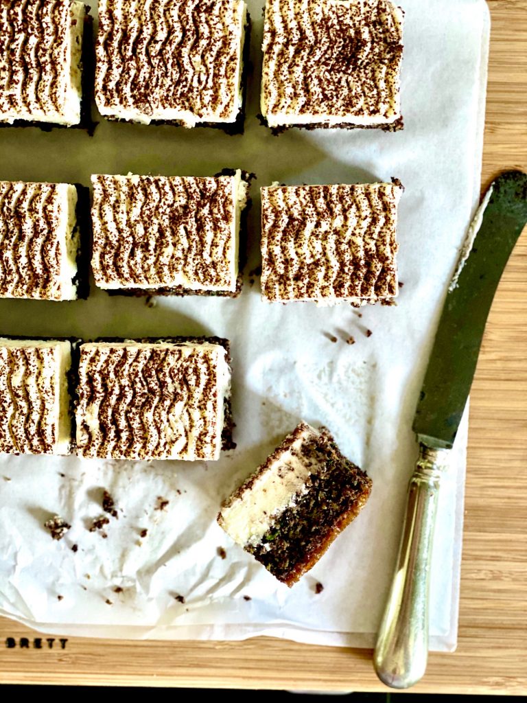 Zucchinikuchen mit Schokolade, Mohn und Rapsöl, mit Frischkäsefrosting