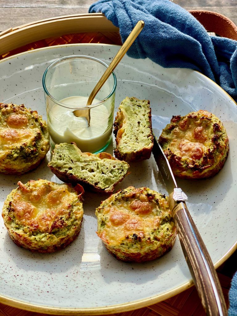 Brokkoli-Muffins mit Joghurt Dip