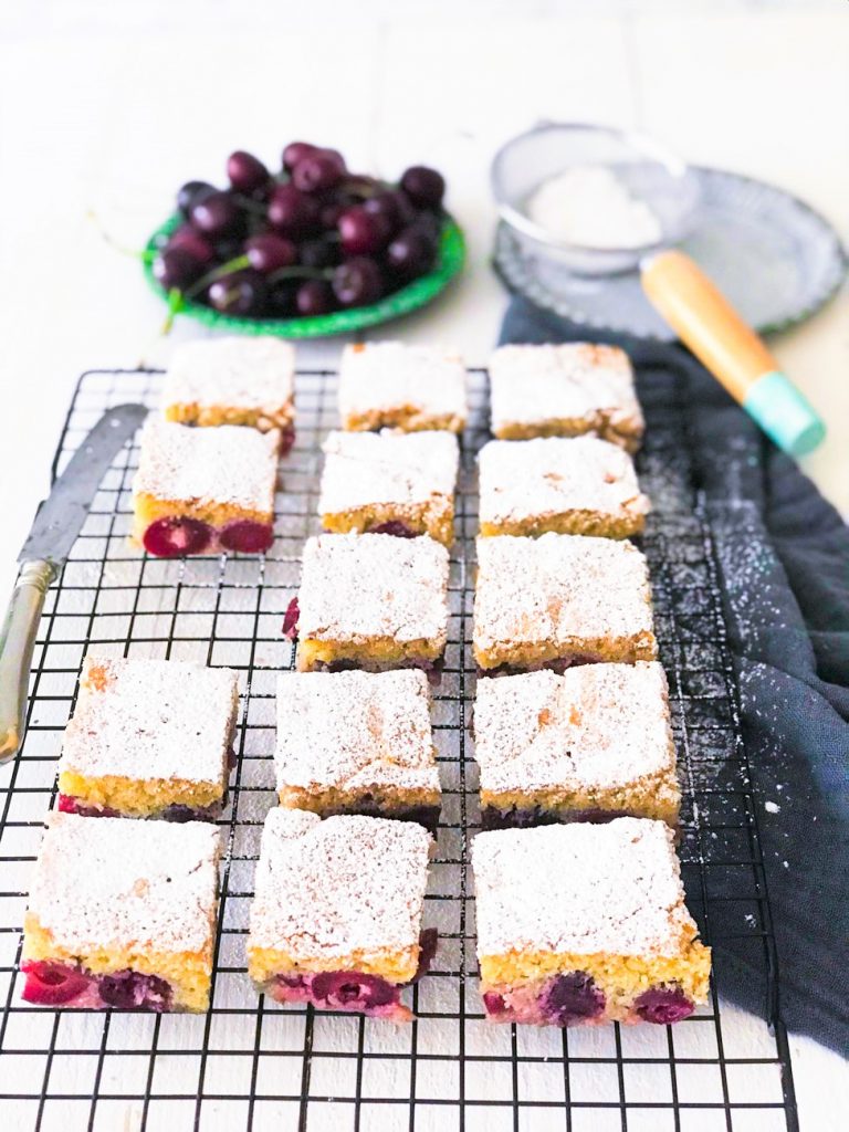 Bublanina. Versunkener böhmischer Kirschkuchen, aufgeschnitten, auf einem Gitter von oben fotografiert 