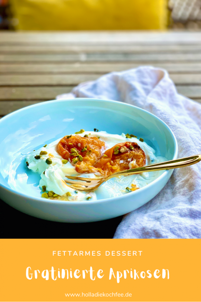 Blaue Schale mit Quark, darauf gratinierte Aprikosen mit Pistazien - Vorlage für Pinterest