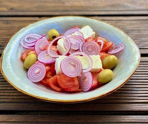 griechischer Salat mit Schafskäse 