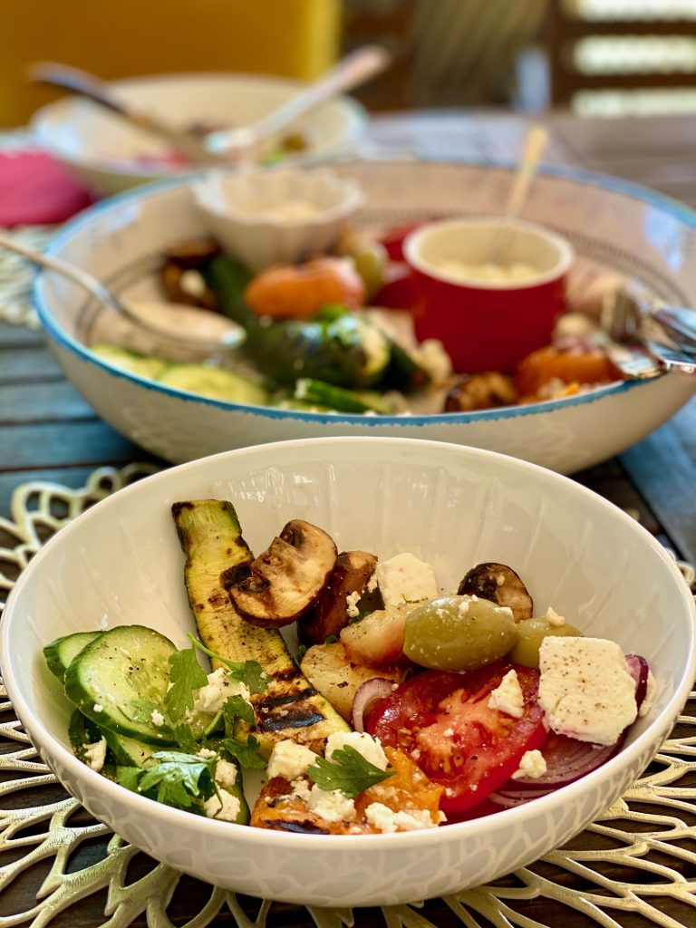 Bunter Somersault mit Aprikosen und Schafskäse in einer Salatschale angerichtet