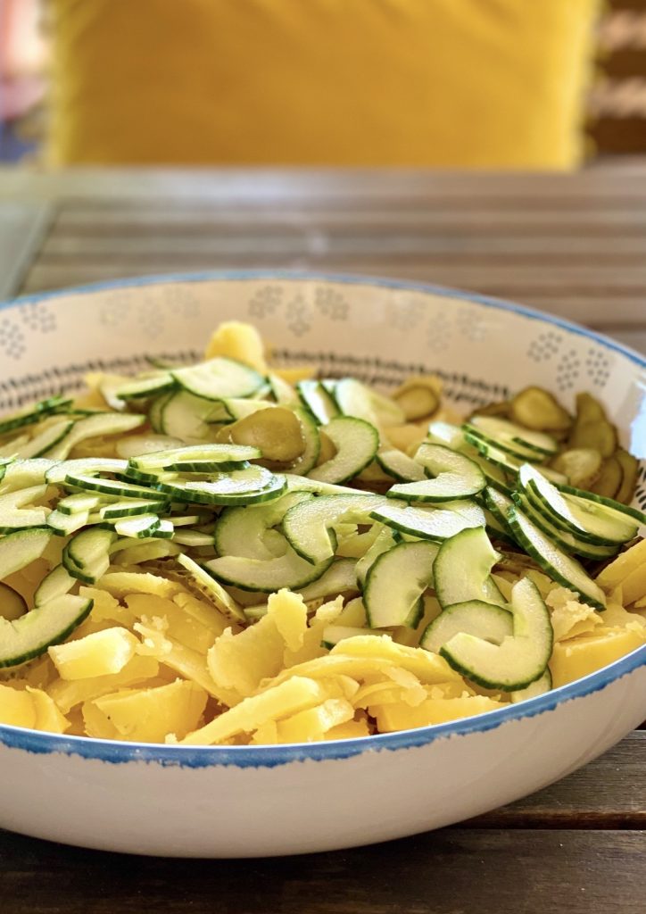 Kartoffelsalat light mit Tomaten und Gurken in einer bunten großen Schale 