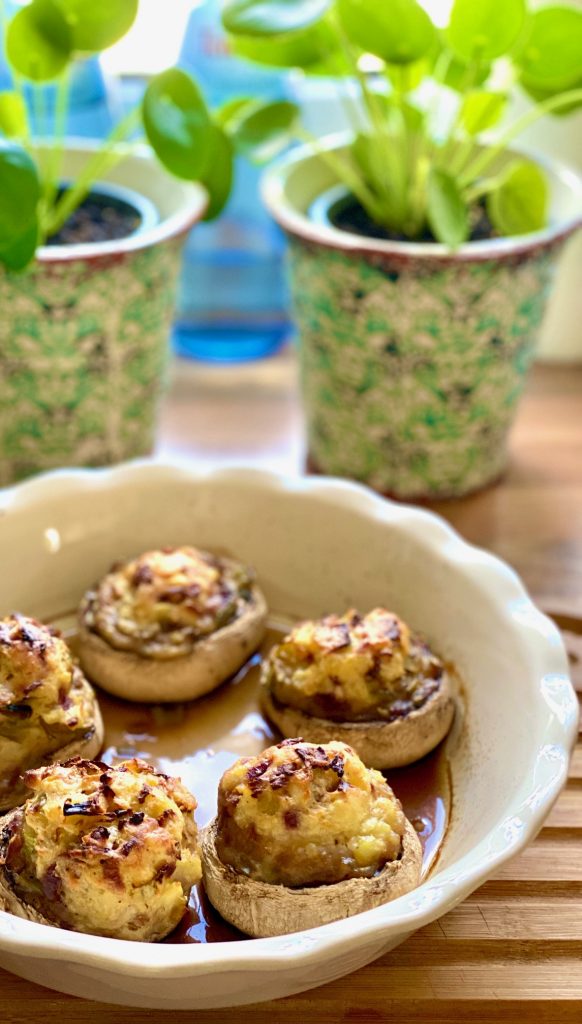 gefüllte Champignons in einer weißen Auflaufform, fertig gebacken, aus der Nähe