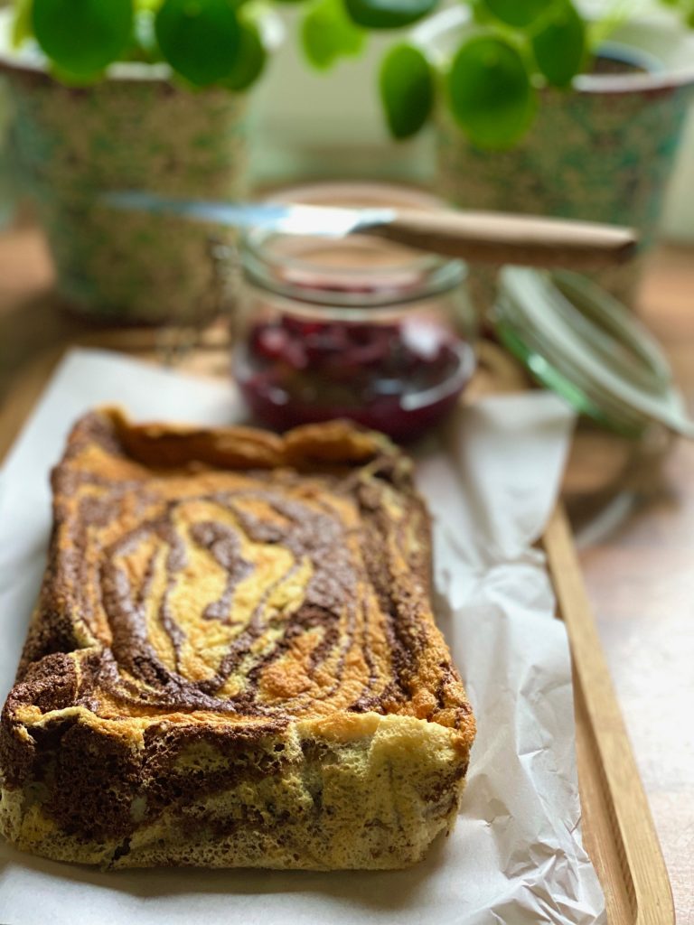 Einfacher Marmor-Joghurtkuchen ohne Mehl und Zucker am Stück fotografiert 