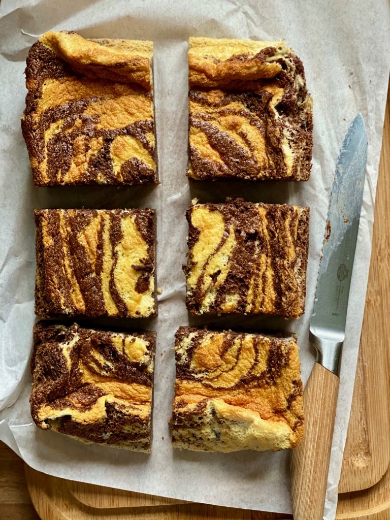 Einfacher Marmor-Joghurtkuchen ohne Mehl und Zucker, aufgeschnitten von oben