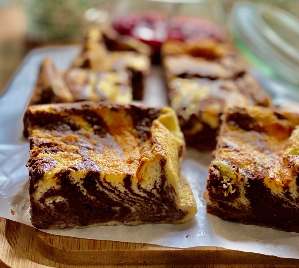 Einfacher Marmor-Joghurtkuchen ohne Mehl und Zucker, aufgeschnitten