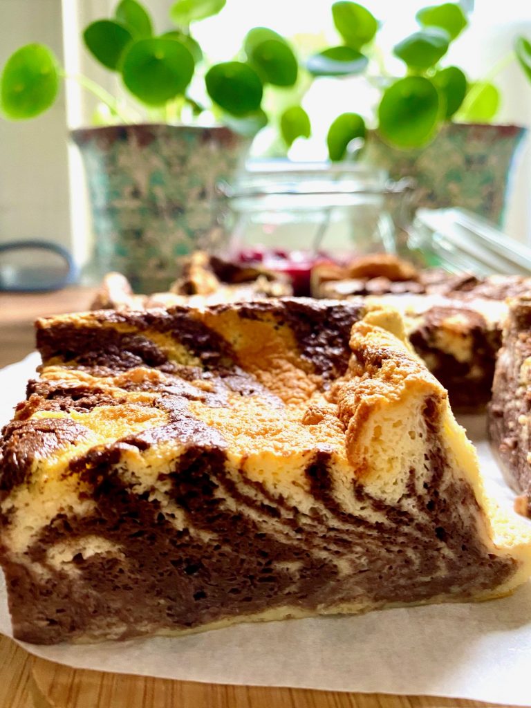 Einfacher Marmor-Joghurtkuchen ohne Mehl und Zucker, ein Stück angeschnitten aus der Nähe 