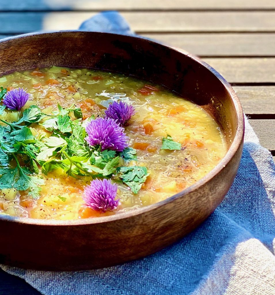 Schnelle bunte Linsensuppe mit Gemüse Nahaufnahme