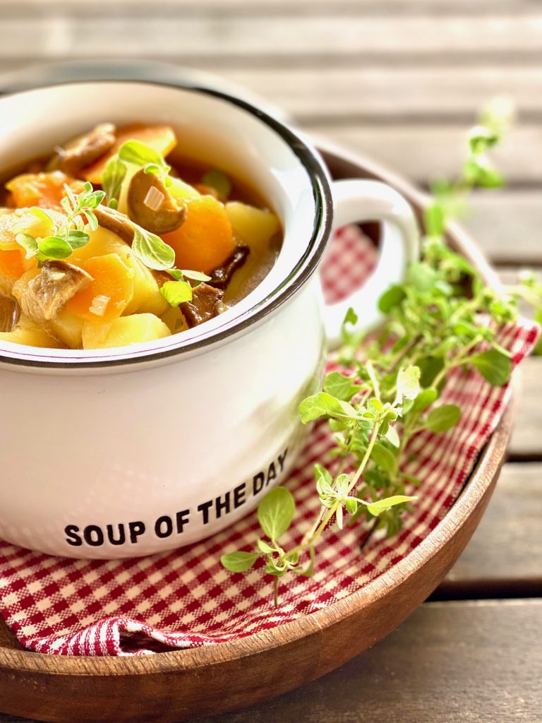 Böhmische Kartoffelsuppe mit Steinpilzen mit frischem Majoran 