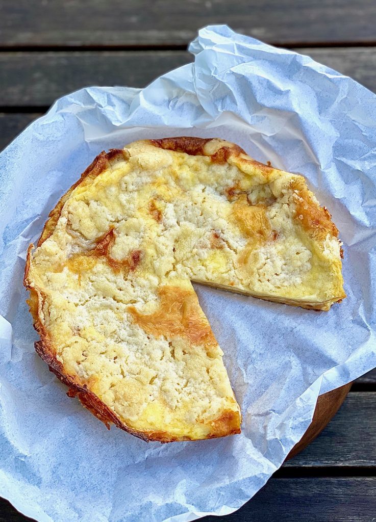 Einfacher Karamell-Cheesecake ohne Mehl und Zucker von oben fotografiert 