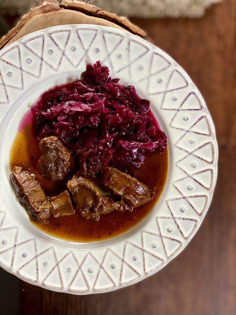 Gulasch aus der Wade von oben fotografiert 